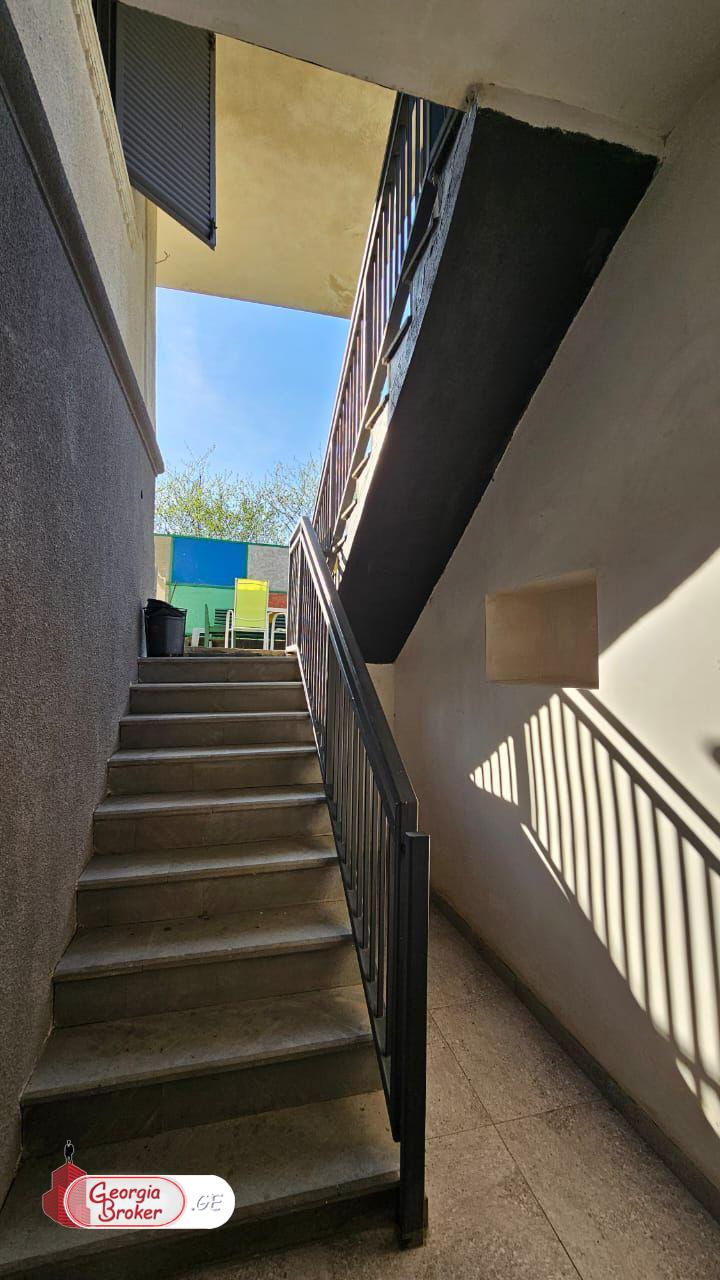 იყიდება ახალი გარემონტებული 9 ოთახიანი  აგარაკი არმაზში